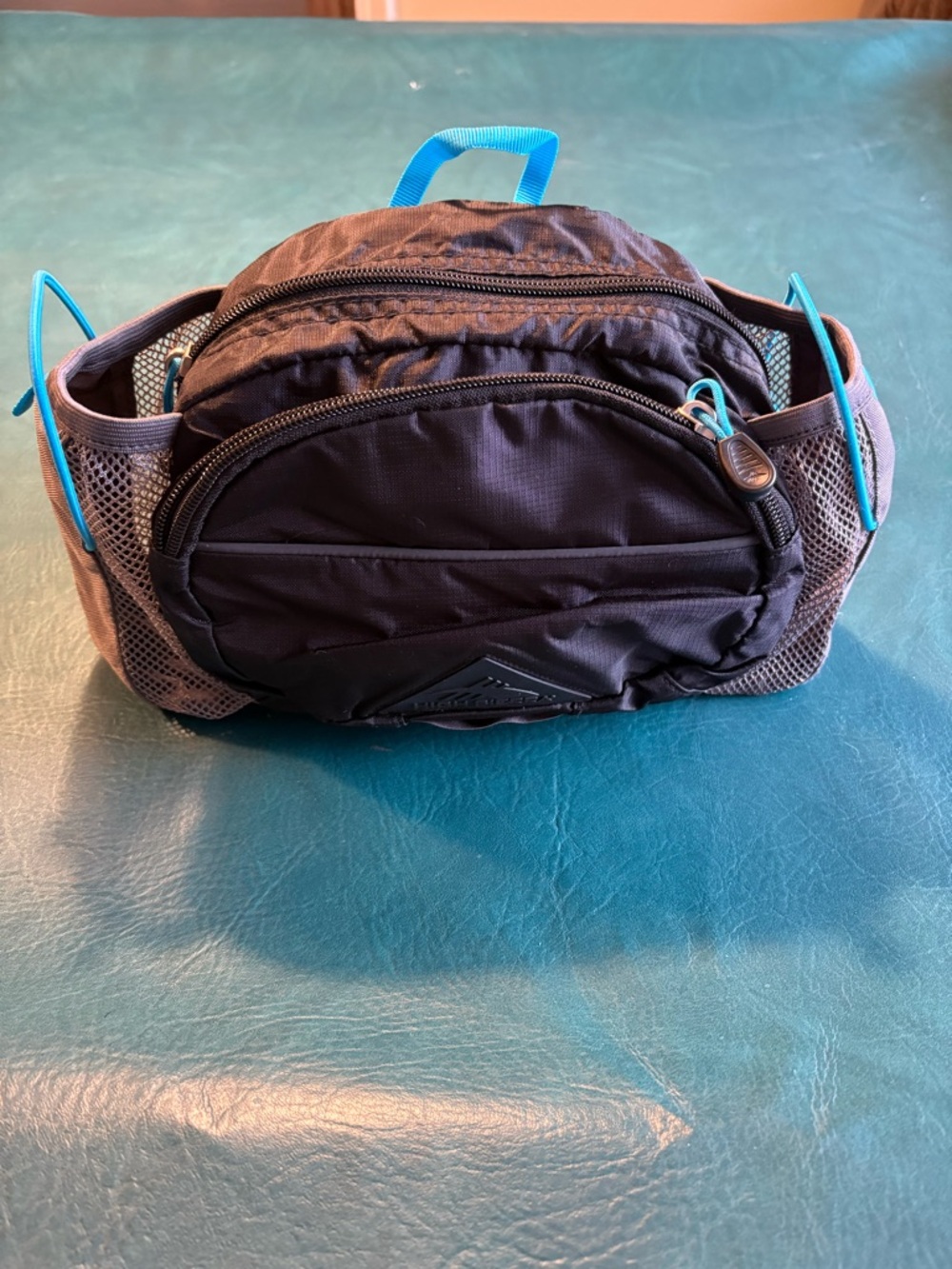 High Sierra new Unisex Black and Gray Waist Fanny Pack travel hike ski